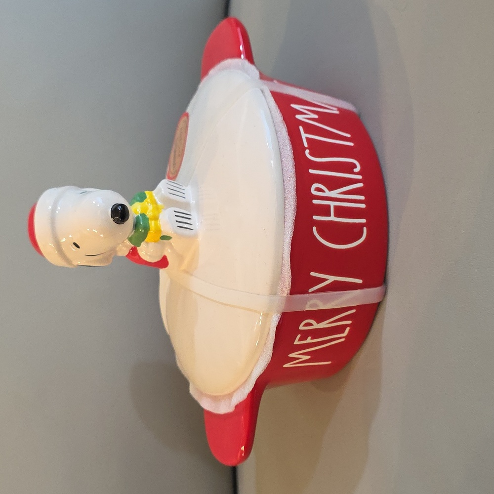 Peanuts Santa Snoopy With Present Brie Baker With Covered Lid NWT